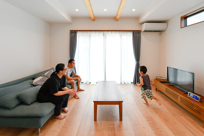 折り上げ天井と化粧梁でおしゃれなリビングに｜京都・滋賀の注文住宅 天然木の家