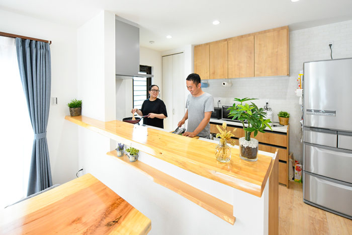 ふたり並んでも余裕のあるキッチン｜京都・滋賀の注文住宅 天然木の家