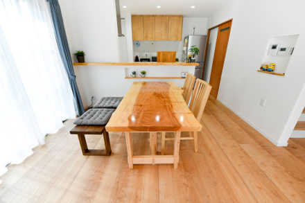 自ら選んだ天然木一枚板を使用したダイニングテーブル｜京都・滋賀の注文住宅 天然木の家
