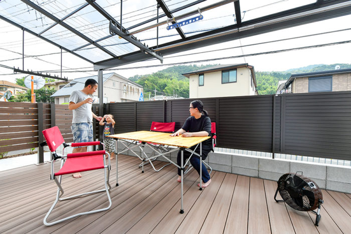 アウトドアリビングとしても使えるウッドデッキ｜京都・滋賀の注文住宅 天然木の家