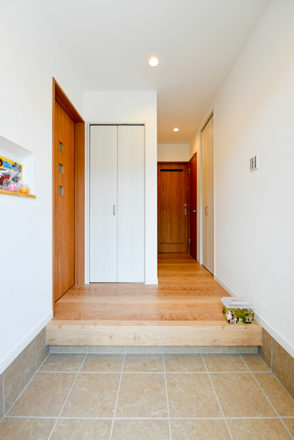 広い玄関は家事動線を考慮した2WAY導線｜京都・滋賀の注文住宅 天然木の家