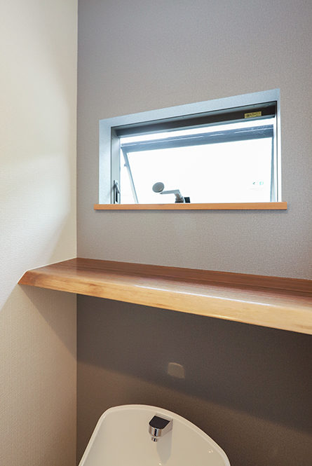 天然木一枚板のカウンターを設けたトイレ｜京都・滋賀の注文住宅 天然木の家