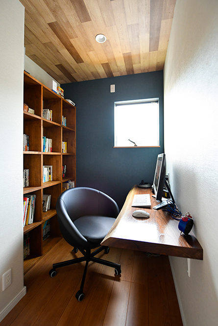 天然木一枚板のカウンターを設けたおしゃれな大人の雰囲気漂う書斎｜京都・滋賀の注文住宅 天然木の家