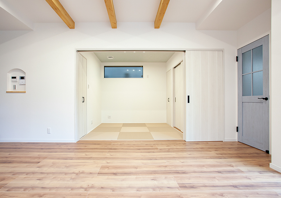 和室の畳はフローリングと色合いを合わせルコとで一体感のある空間に
