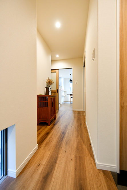 玄関から直接生活空間が見えない廊下設計｜京都・滋賀の注文住宅 天然木の家