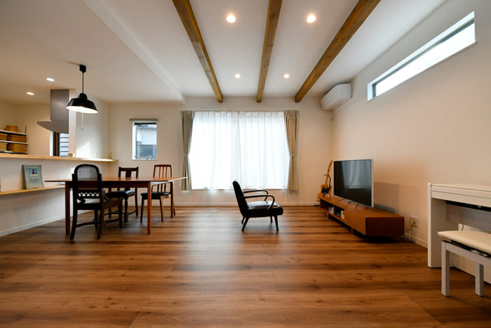 おしゃれな化粧梁とダークブラウンのフローリングがシックなリビング空間を演出｜京都・滋賀の注文住宅 天然木の家