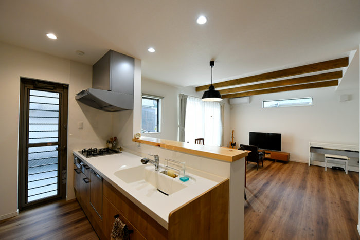 リビングを一望できるオープンタイプのキッチン｜京都・滋賀の注文住宅 天然木の家