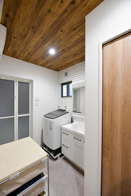 木目調の天井の洗面室｜京都・滋賀の注文住宅 天然木の家