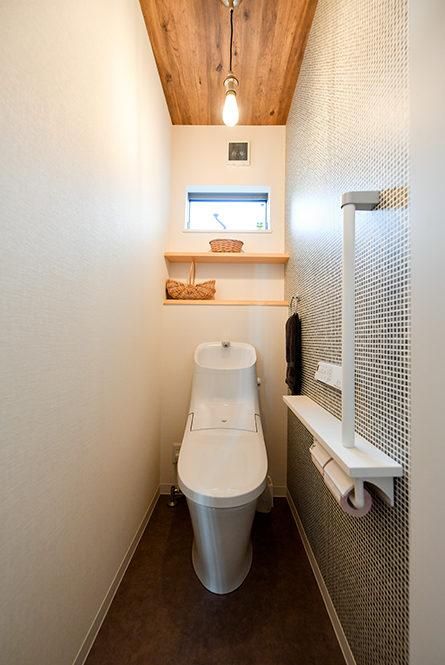 木目天井とタイルの組み合わせがおしゃれなトイレ｜京都・滋賀の注文住宅 天然木の家