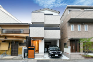 白い外観のシンプルデザインの家｜京都・滋賀の注文住宅 天然木の家