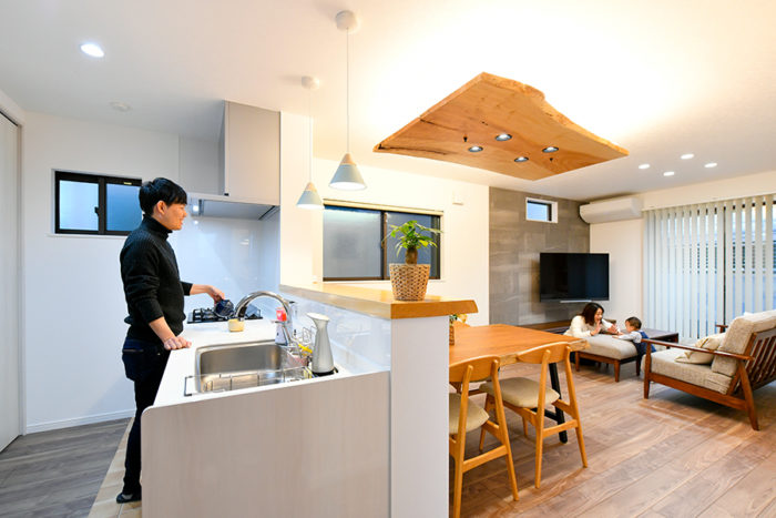 キッチンからリビングを見渡せて安心｜京都・滋賀の注文住宅 天然木の家
