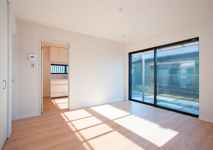 キッチンと別れた南側に面した明るいリビングダイニング｜京都・滋賀の注文住宅 天然木の家
