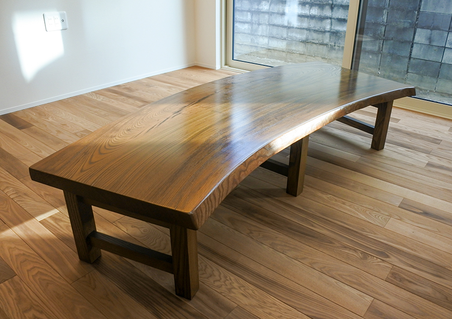 天然木一枚板のローテーブル（ウォールナット）｜京都・滋賀の注文住宅 天然木の家