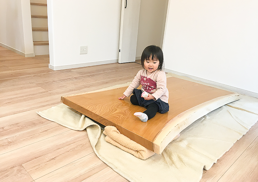 天然木一枚板のダイニングテーブルを納品しました｜京都・滋賀の注文住宅 天然木の家