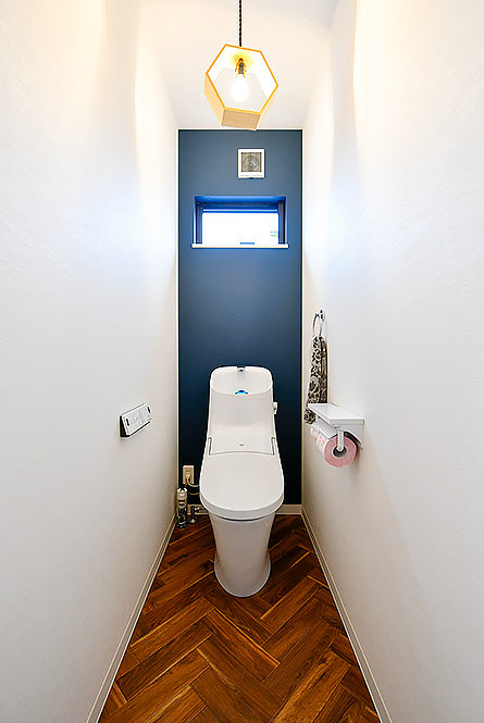 採光窓付きのトイレ｜京都・滋賀の注文住宅 天然木の家