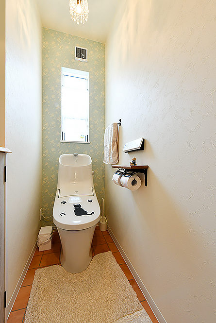 アクセントクロスが可愛いトイレ｜京都・滋賀の注文住宅 天然木の家