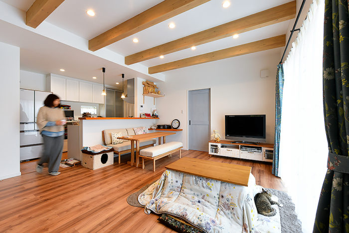 開放感と高級感を演出折上天井のあるリビングダイニング｜京都・滋賀の注文住宅 天然木の家