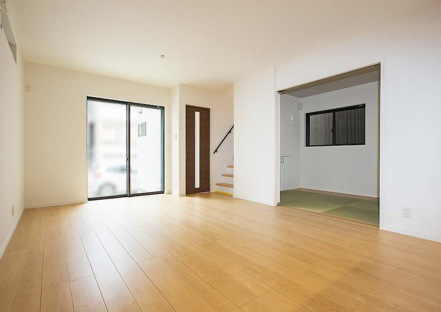 ご家族団欒スペースのリビングにはリビング階段と和室が続き間となった広い住空間｜京都・滋賀の注文住宅 天然木の家