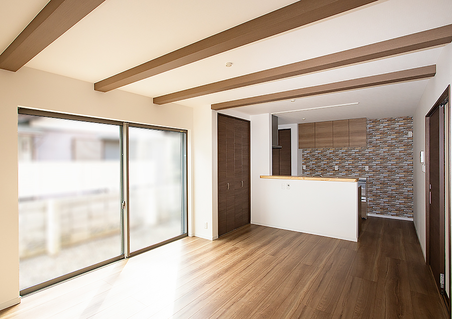 スクエアのリビングルームはおしゃれな化粧梁と大きな窓が特徴的｜京都・滋賀の注文住宅 天然木の家