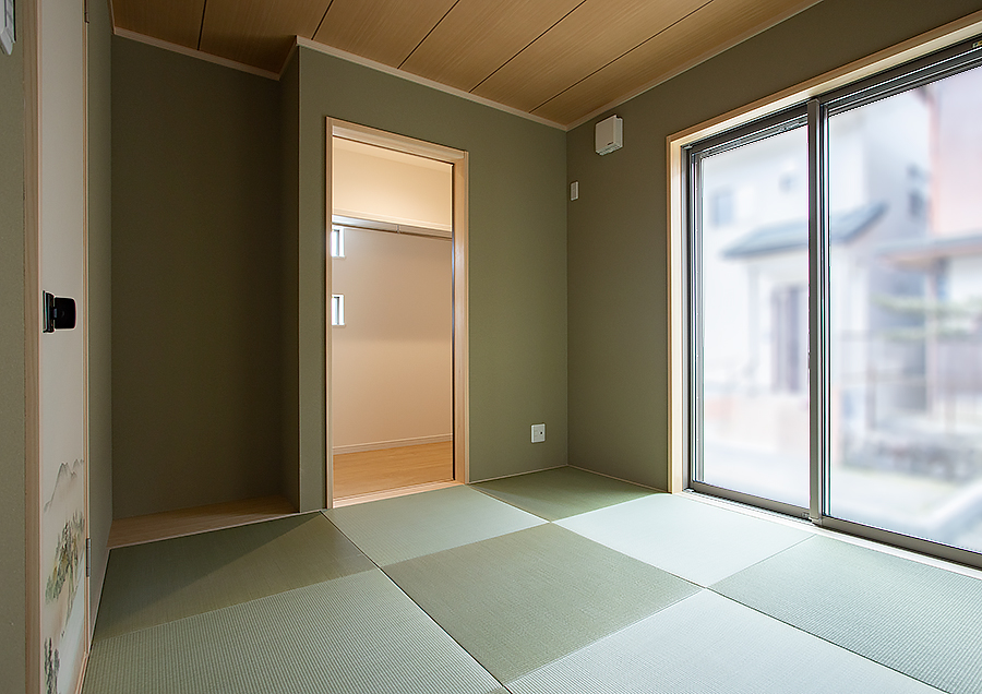 リビングと廊下に出入りできる板間付きの和室。押入れではなくウォークインクローゼットを設置｜京都・滋賀の注文住宅 天然木の家