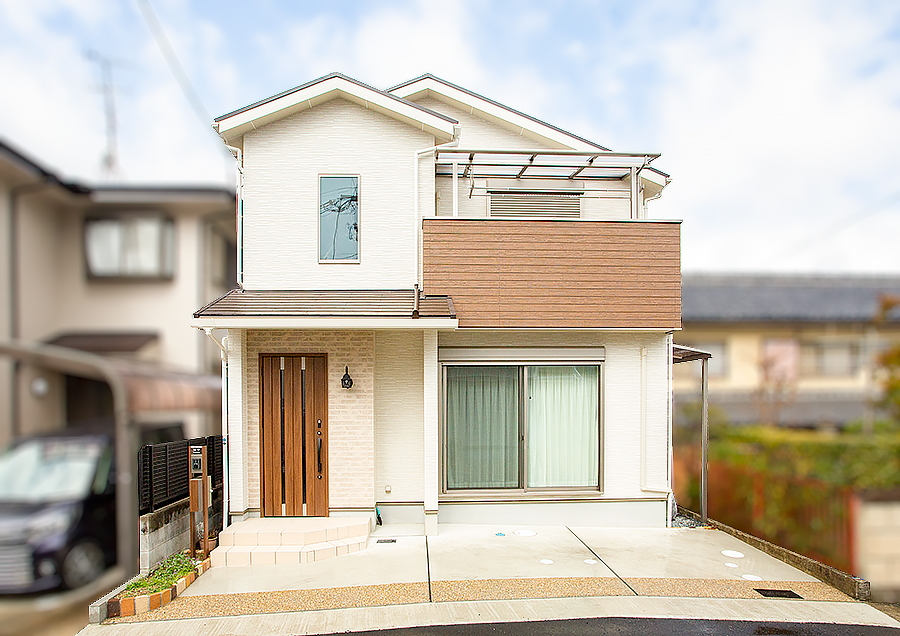 玄関まわりのレンガ調の外壁がおしゃれな家｜京都・滋賀の注文住宅 天然木の家