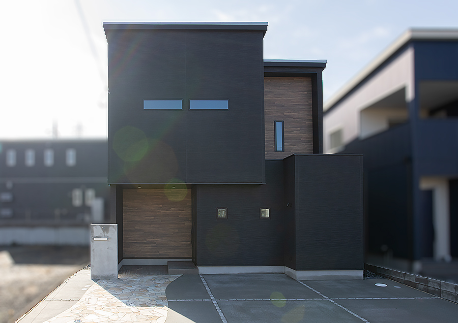 黒い外壁と木目調がかっこいい外観｜京都・滋賀の注文住宅 天然木の家