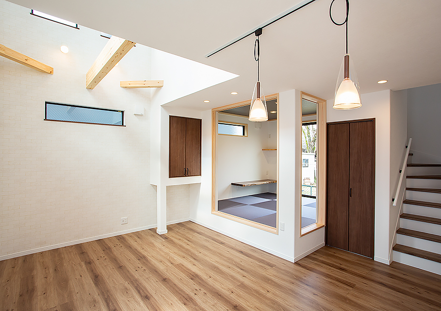 リビング玄関とペットの導線を考えて下部を開けた収納スペース｜京都・滋賀の注文住宅 天然木の家