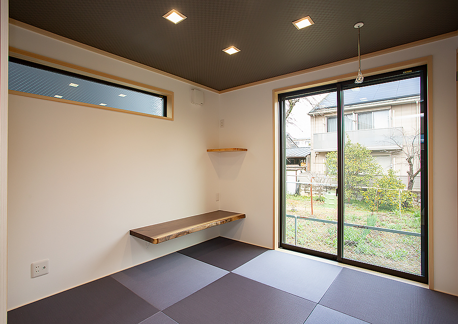 こだわった天井のクロスと天然木一枚板（ウォールナット）のカウンター｜京都・滋賀の注文住宅 天然木の家