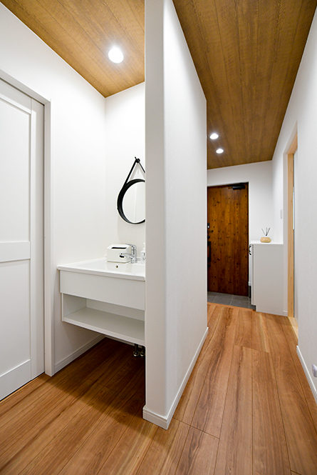 廊下には手洗いカウンターを設置｜京都・滋賀の注文住宅 天然木の家