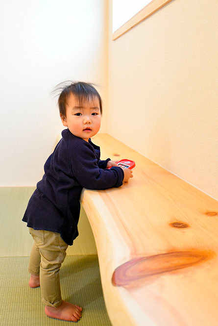 お子さまも安心の天然素材のカウンター｜京都・滋賀の注文住宅 天然木の家