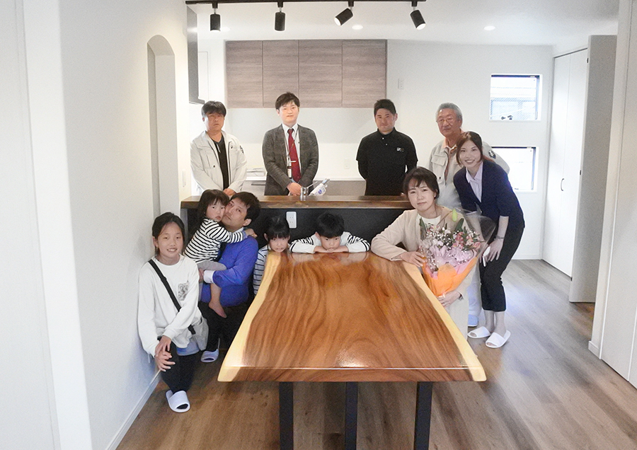 天然木一枚板のダイニングテーブル｜京都・滋賀の注文住宅 天然木の家