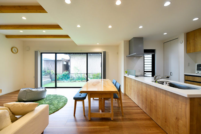 天然木一枚板のダイニングテーブルの存在感｜京都・滋賀の注文住宅 天然木の家