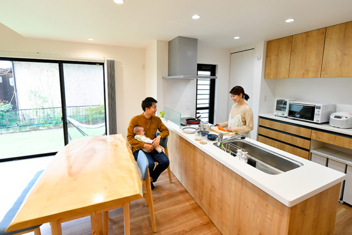 会話も弾むアイランドキッチン｜京都・滋賀の注文住宅 天然木の家