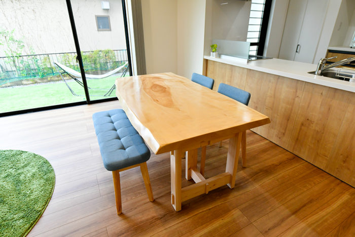 自慢になる天然木一枚板のダイニングテーブル｜京都・滋賀の注文住宅 天然木の家