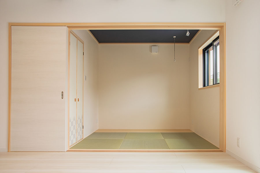 ネイビーの天井が和室を引き締める｜京都・滋賀の注文住宅 天然木の家