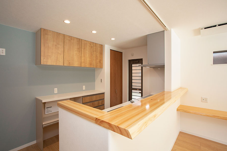天然木で作られたキッチンカウンター｜京都・滋賀の注文住宅 天然木の家