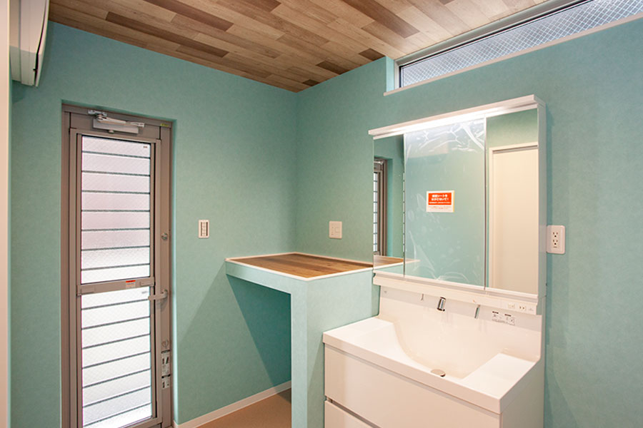 壁紙の色が素敵な洗面所｜京都・滋賀の注文住宅 天然木の家