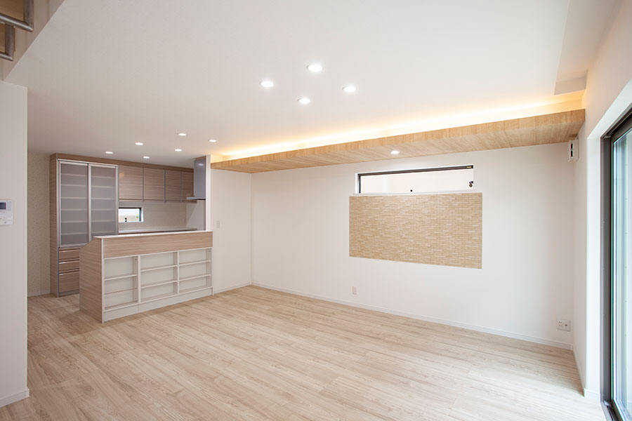優しい光を演出するリビングの間接照明とエコカラット｜京都・滋賀の注文住宅 天然木の家