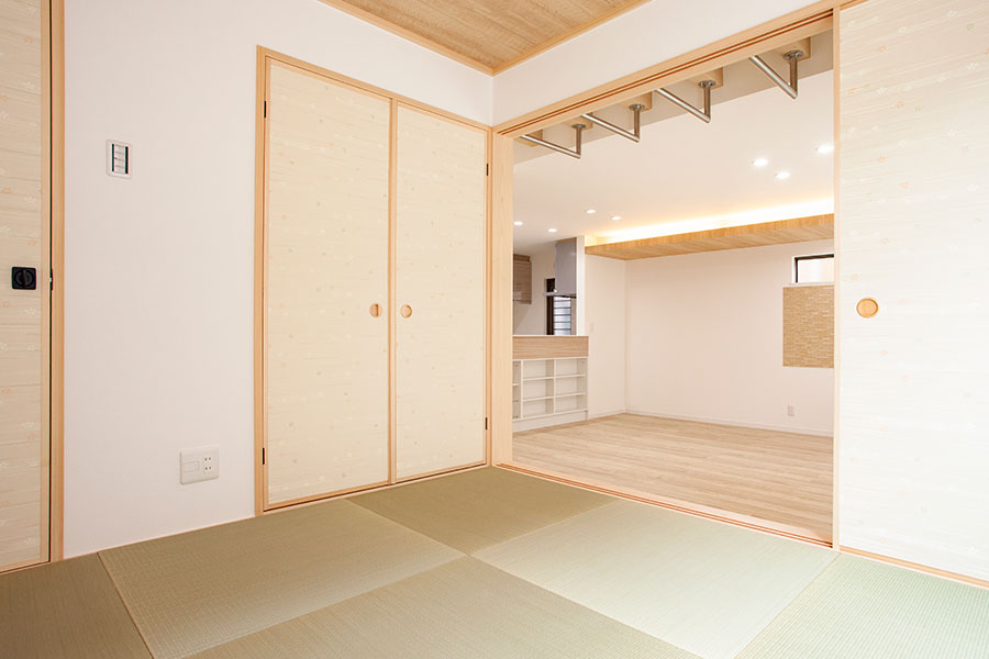 小上がりの和室横のうんてい｜京都・滋賀の注文住宅 天然木の家