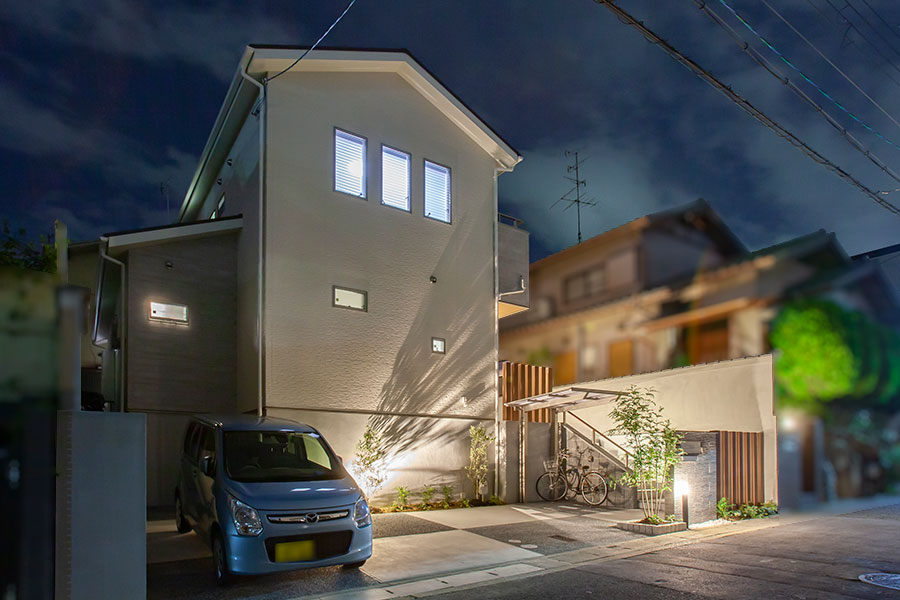 照明の淡い光が幻想的な外観｜京都・滋賀の注文住宅 天然木の家