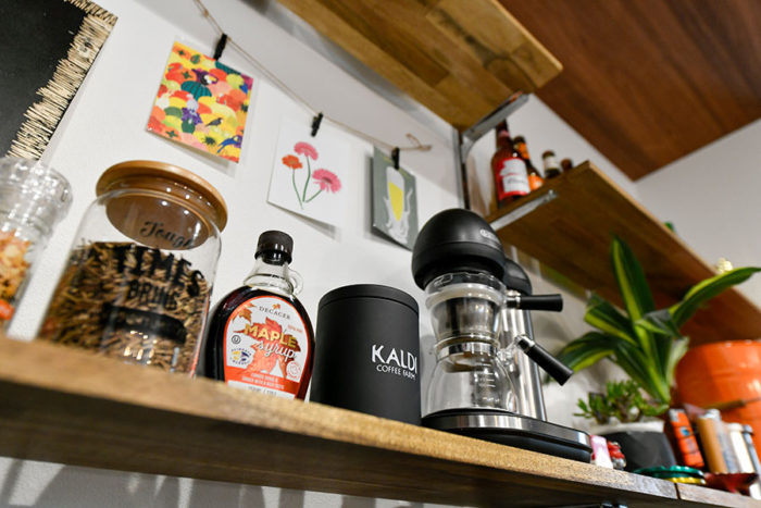キッチン棚の小物もインテリアの一部に｜京都・滋賀の注文住宅 天然木の家