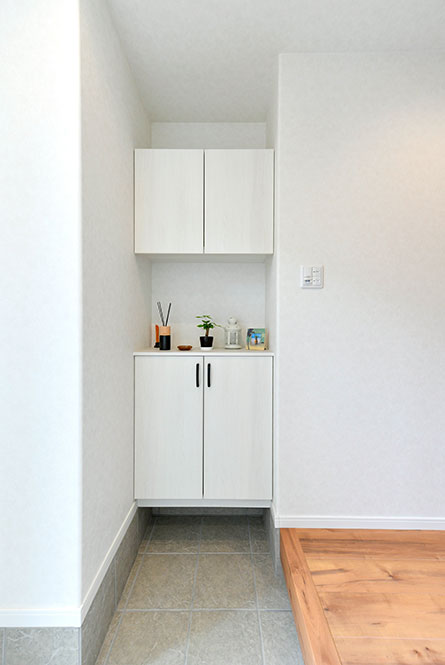白を基調とした清潔感のある玄関｜京都・滋賀の注文住宅 天然木の家