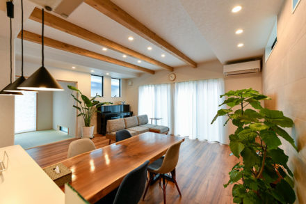 木の梁と観葉植物が温もりを演出するリビング｜京都・滋賀の注文住宅 天然木の家