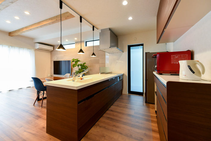 フルフラットカウンターが開放感のあるキッチンを｜京都・滋賀の注文住宅 天然木の家