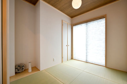 のんびり寝転がれる優しい光が差し込む和室｜京都・滋賀の注文住宅 天然木の家