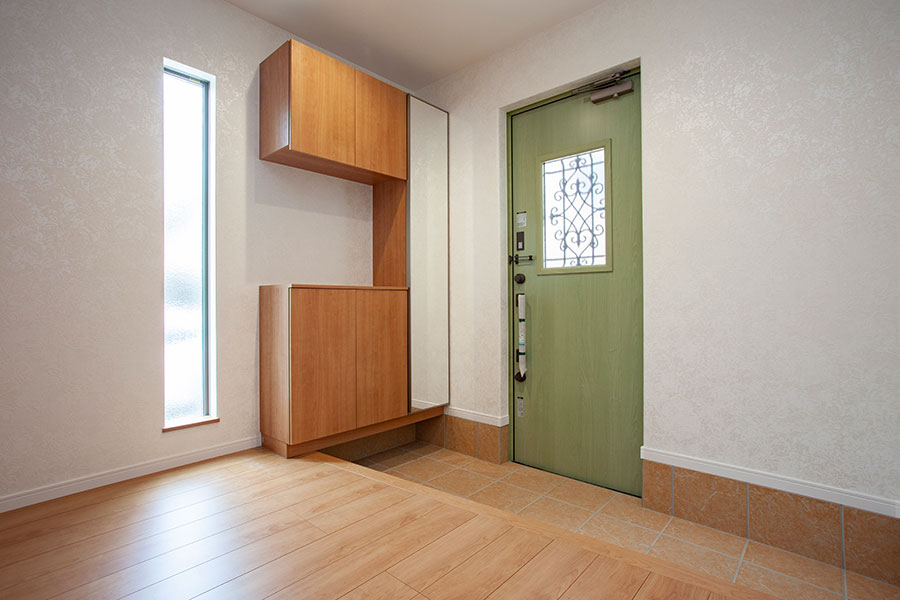 緑のアンティーク調のドアがかわいい玄関｜京都・滋賀の注文住宅 天然木の家