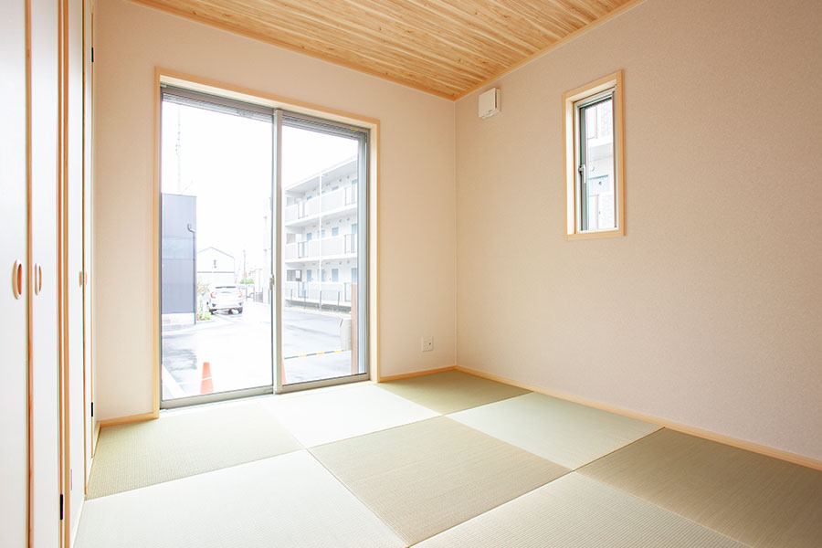リビングに併設された和室は寝転んだり一息付ける癒しの空間｜京都・滋賀の注文住宅 天然木の家