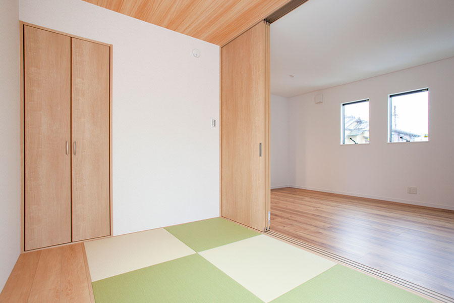 扉を開けると明るく開放的な和室｜京都・滋賀の注文住宅 天然木の家
