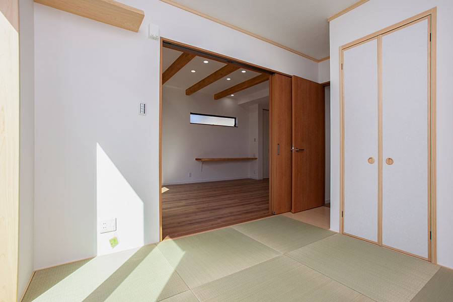 収納豊富な和室の神棚にも天然木を使用｜京都・滋賀の注文住宅 天然木の家