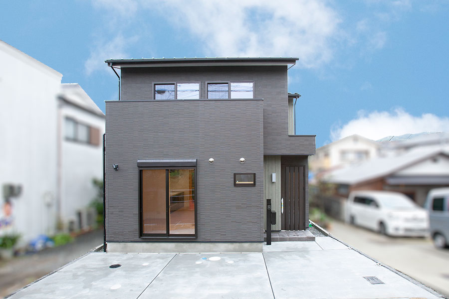 落ち着いた外壁にバイク止めのあるガレージ｜京都・滋賀の注文住宅 天然木の家